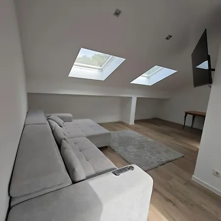 شقة Mobilierte Dachgeschosswohnung