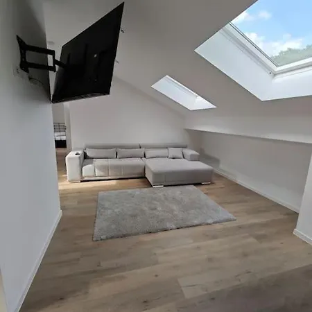 Mobilierte Dachgeschosswohnung شقة *