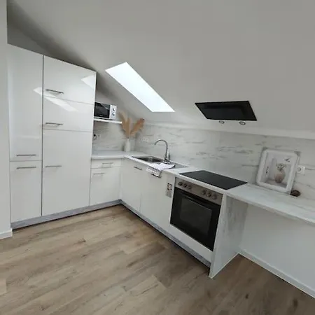 Mobilierte Dachgeschosswohnung شقة Hutschenhausen